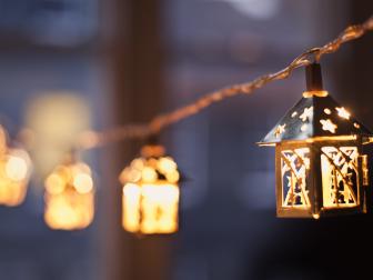 Weihnachtliche Laternen hängen an einer Girlande