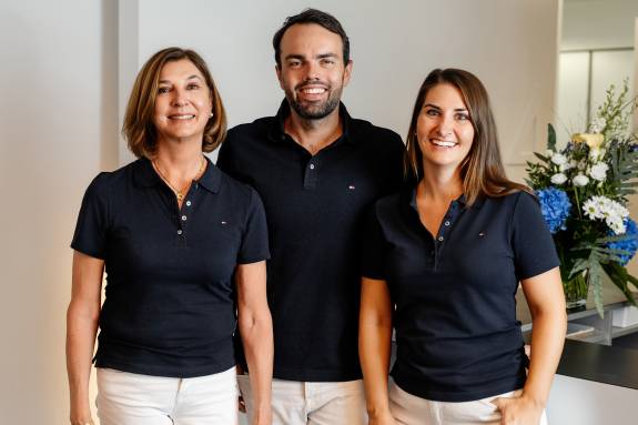 Gruppenbild von Dr. Hartung, Dr. Kläger und Fr. Hartung-Kläger