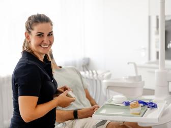 Fr. Hartung-Kläger lächelt während einer Behandlung