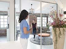 MFA und Patientin im Wartezimmer